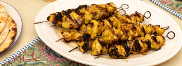 Brochettes de poulet au citron, yogourt à l’ail