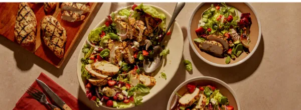 SALADE ESTIVALE DE FRAISES ET POULET DIJON