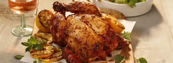 Poulet entier style piri-piri sur la broche
