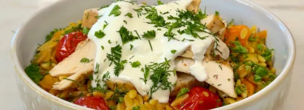 Bol de poulet moutarde de Dijon, orzo et feta fouettée