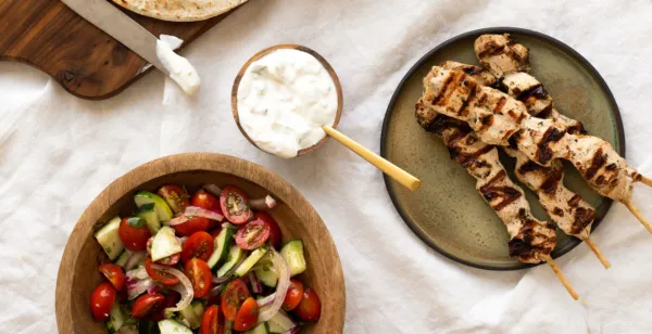 BROCHETTES MARINÉES STYLE GREC & SAUCE TZATZIKI