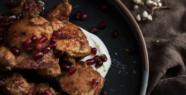 HAUTS DE CUISSE DE POULET GLACÉS AUX DATTES, LIME & YOGOURT AU MIEL