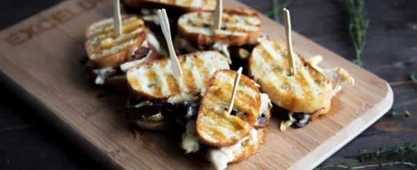 GRILLED CHICKEN AND CALUMET CHEESE SANDWICHES
