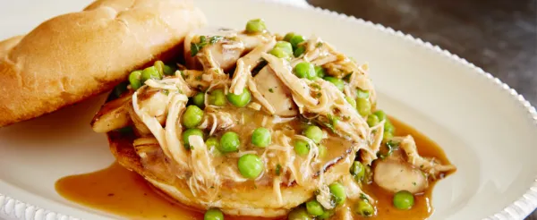 OPEN-FACED HOT TURKEY SANDWICH WITH SHALLOT AND WHITE WINE SAUCE