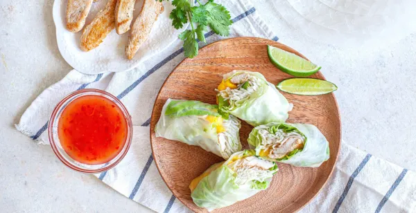 ROULEAUX DE PRINTEMPS AU POULET GRILLÉ, MANGUE ET AVOCAT