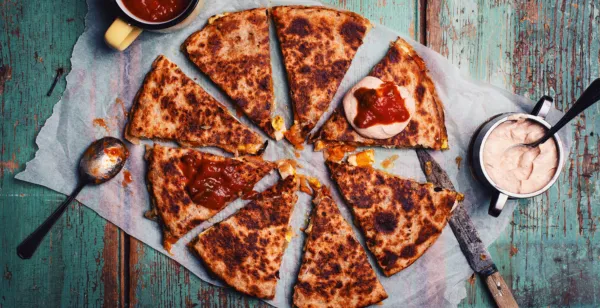 QUESADILLAS AU POULET, CITROUILLE GRILLÉE ET GOUDA FUMÉ