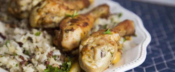 CHICKEN DRUMSTICKS ON RICE PILAF WITH APPLES, CRANBERRIES, AND NUTS