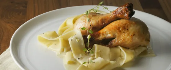 PILONS DE POULET MARINÉS ET PAPPARDELLES