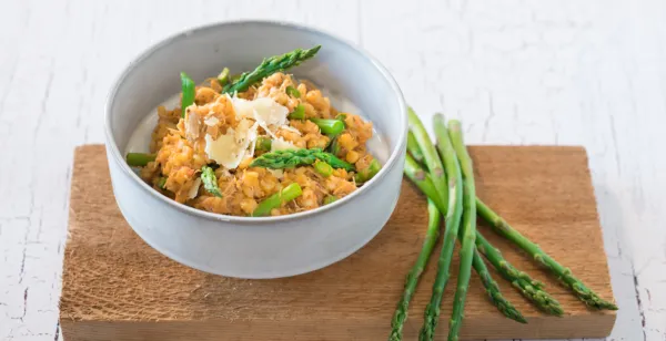 RISOTTO D’ORGE AU POULET EFFILOCHÉ ET ASPERGES