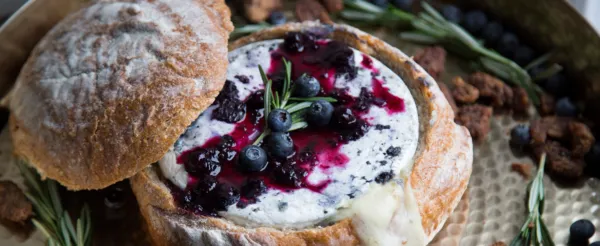 PAIN FARCI AU DINDON, BRIE ET BLEUETS