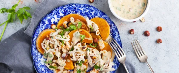 POULET EFFILOCHÉ AU TAHINI ÉPICÉ ET COURGE BUTTERNUT GRILLÉE