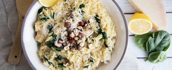 SALADE TIÈDE D’ORZO AU POULET ET ÉPINARDS