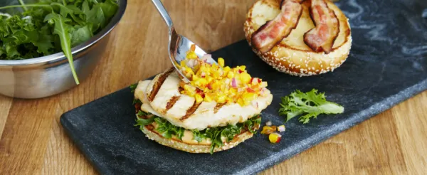 BURGERS DE POULET CALIFORNIEN, SALSA DE PÊCHES