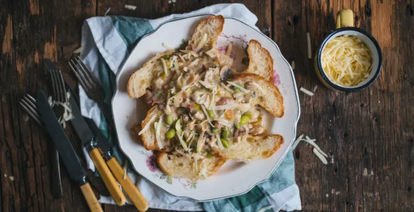 VOL-AU-VENT AU POULET SUR CROISSANTS GRILLÉS