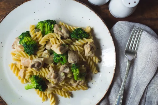 FUSILLIS AUX HAUTS DE CUISSE DE POULET, SAUCE À LA MOUTARDE