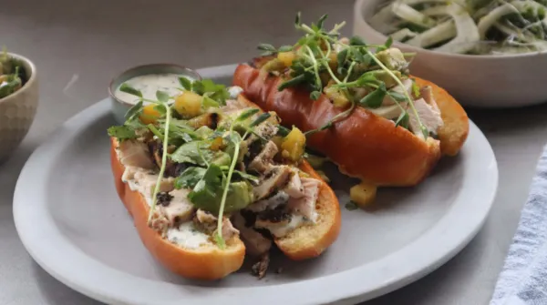 GUÉDILLE DE POULET CHIMICHURRI, SALSA D’ANANAS GRILLÉS ET AVOCATS