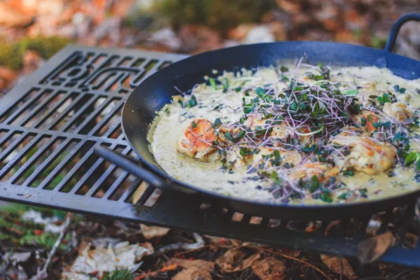 HAUTS DE CUISSE FLAMBÉS À LA CRÈME DE CHAMPIGNONS