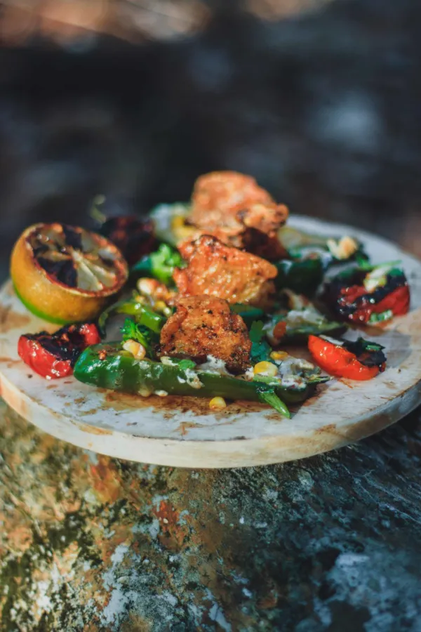 PEAU DE POULET GRILLÉE ET JALAPENOS