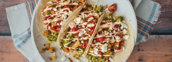 Tacos de poulet chimichurri avec salsa d’ananas grillé