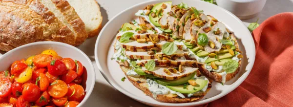 TARTINE GRILLÉE DE POULET À L’AVOCAT ET AUX PISTACHES