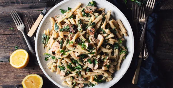 SALADE DE PÂTES AU POULET, ASPERGES GRILLÉES ET CITRON