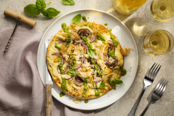 Pizzas au poulet, sauce Alfredo et pesto sur pains naans