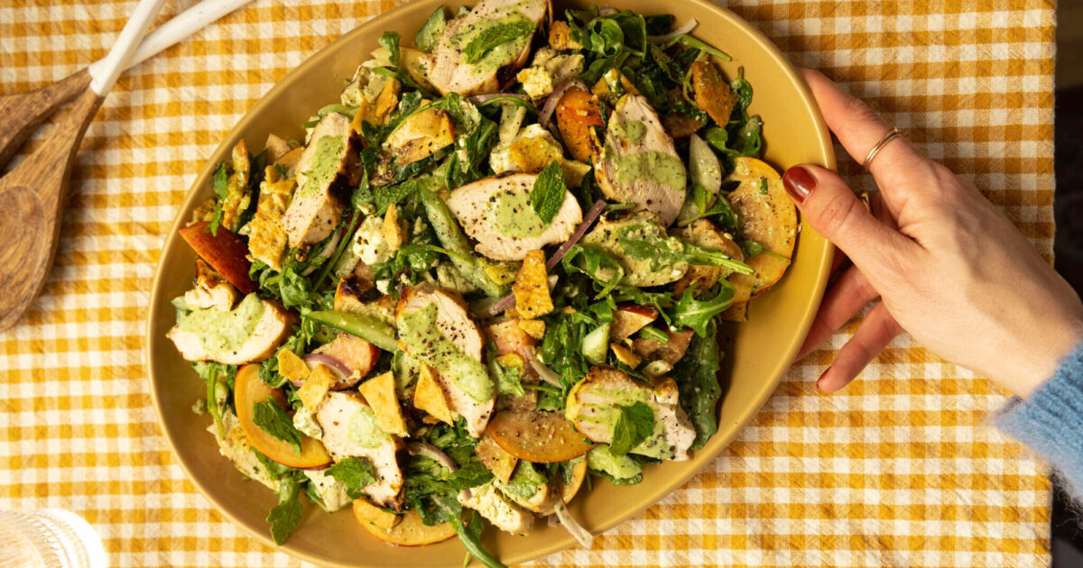 Arugula and Nectarine Chicken Salad with Basil Dressing | Exceldor