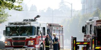 تخلیه ساختمان بعد از آتش سوزی در West Vancouver