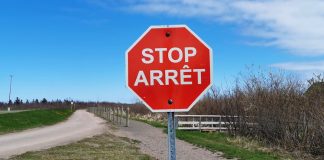 نصب علائم “ایست” دوزبانه در حومه کلگری