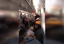 همخوانی مردم در متروی نیویورک با ترانهٔ بکاستریت بویز