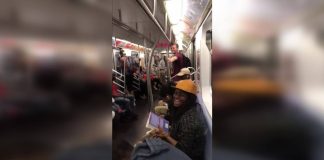 همخوانی مردم در متروی نیویورک با ترانهٔ بکاستریت بویز