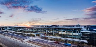 بازگشت پرواز تورنتو به فرودگاه کلگری، پس از تصادف هوایی با یک پرنده