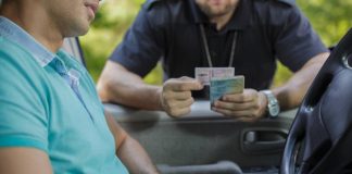 رانندگان آلبرتایی اکنون می توانند اطلاعات بیمه اتومبیل را بر روی تلفنهای خود نگه دارند