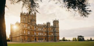 با Airbnb برای یک شب در قلعهٔ معروف سریال داونتون اَبی اقامت کنید