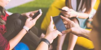 ممنوعیت استفاده از تلفن همراه برای دانشآموزان دبیرستانی در مونتریال