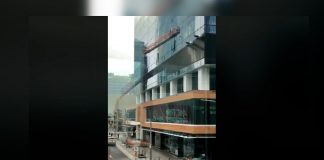 ویدیو: باد سهمگین در ادمونتون جان تمیزکارهای ساختمانی را به خطر انداخت