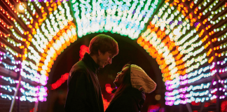 به دیدن چراغانیهای خیرهکنندهی ZooLights در باغ وحش کلگری بروید