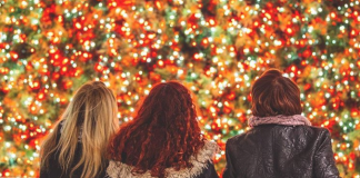 درخت کریسمس ۴ طبقهٔ شینوک سِنتر، هفته آینده چراغانی میشود