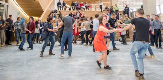 کلاس Swing Dance رایگان در کتابخانه مرکزی کلگری (دسامبر ۲۰۱۹)