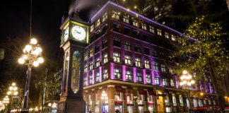 نورپردازی ساختمان تاریخی Gastown به مناسبت کریسمس