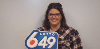 یک زن آلبرتایی هنگام تمیز کردن ماشین خود، بلیت قرعهکشی ۱ میلیون دلاری پیدا کرد!