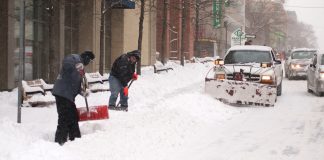 مهلت ۱۲ ساعته تورنتوییها برای برفروبی از پیادهرو و پرهیز از جریمه