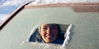 چگونه شیشه یخزده ماشین خود را پاک کنیم؟