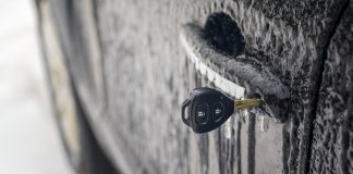 پلیس کلگری به دنبال مظنونین سرقت خودروها موقع گرم کردن