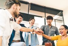 دوستان محل کارمان نقش مهمی در زندگی شغلی ما دارند