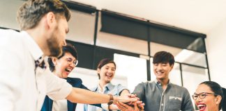 دوستان محل کارمان نقش مهمی در زندگی شغلی ما دارند