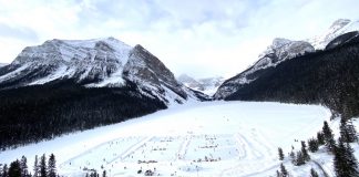 آخر هفتهای که Lake Louise تبدیل به زمین هاکی روی یخ شد