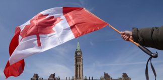 زمان انتظار برای دریافت پرچم پارلمان کانادا به ۱۰۰ سال رسید