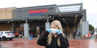 کاستکو به مشتریان توصیه میکند که هنگام خرید از ماسک صورت استفاده کنند