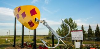 ثبت بزرگترین قلاب ماهیگیری جهان در آلبرتا در گینِس